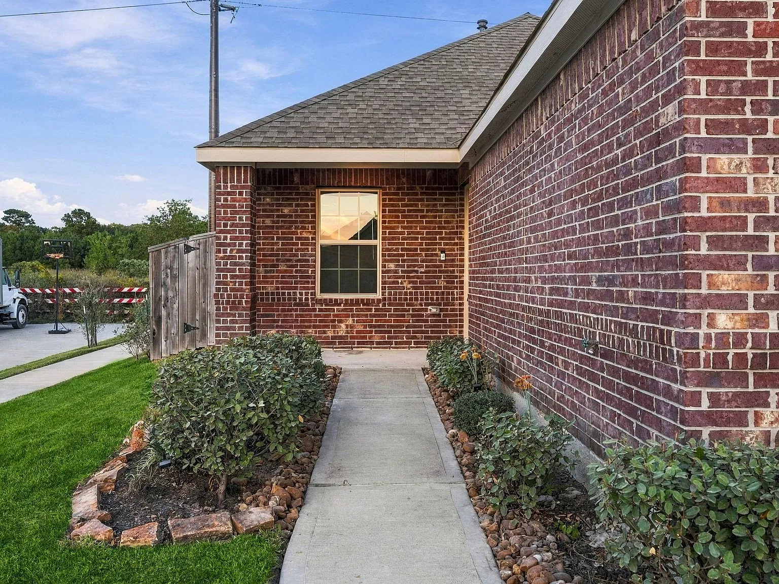 3 bed, 2.0 bath, 1270 sqft, $1,875 — Photo 3