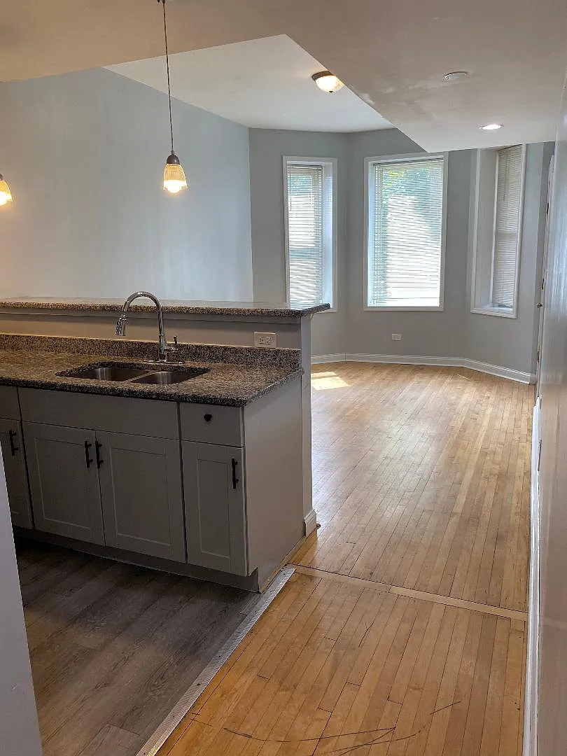 3 bed, 900 sqft, $2,000 — Photo 3