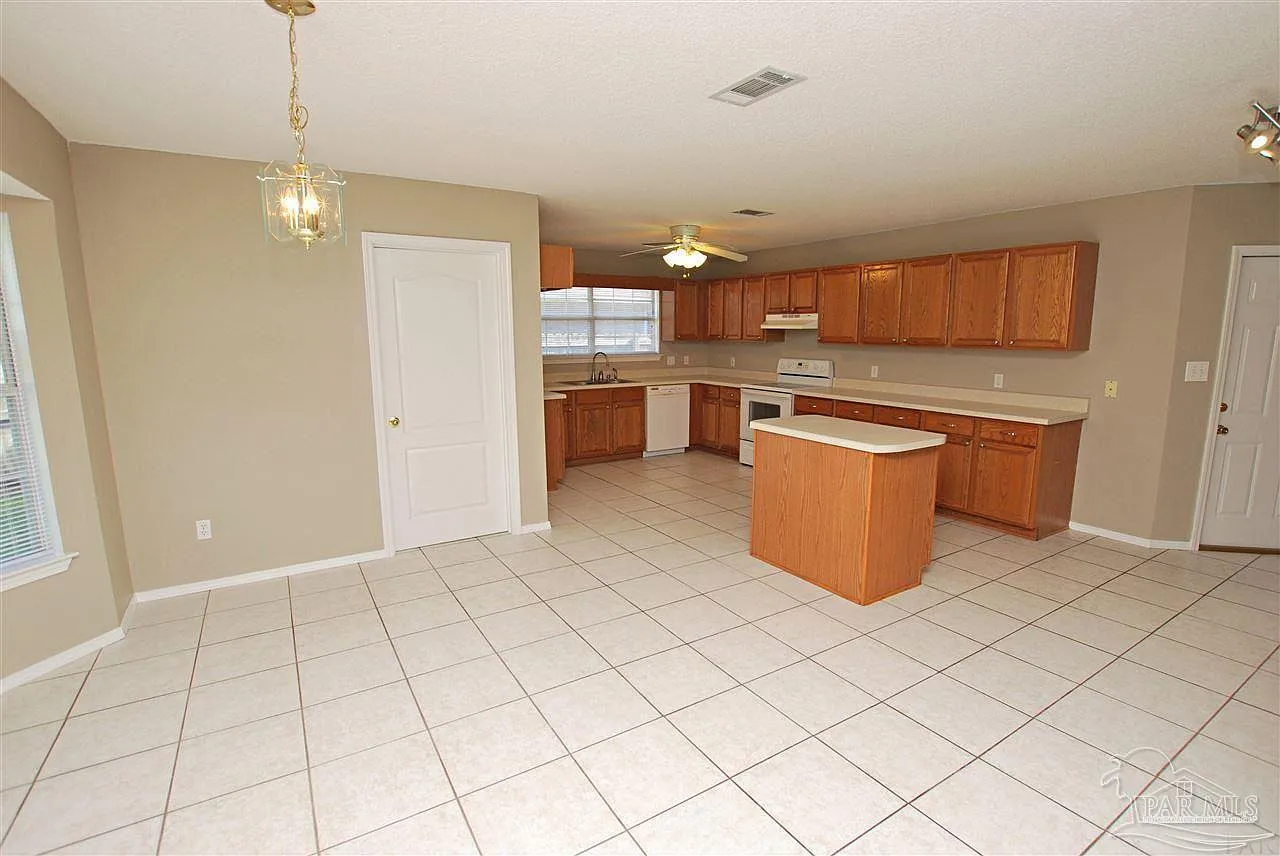4 bed, 2.0 bath, 2750 sqft, $2,200 — Photo 3