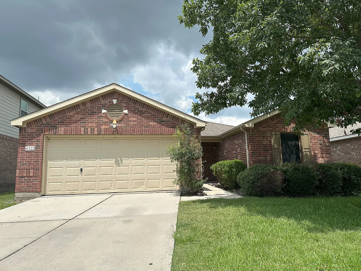 3 bed, 2321 sqft, $1,999 — Photo 1