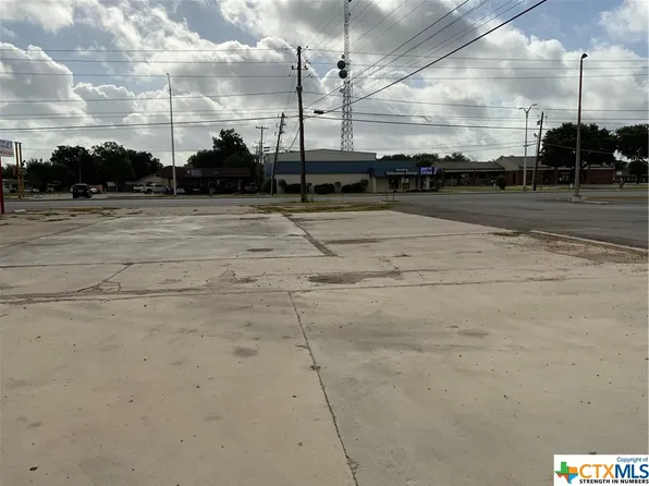 3809 N Navarro St, Victoria, TX 77901