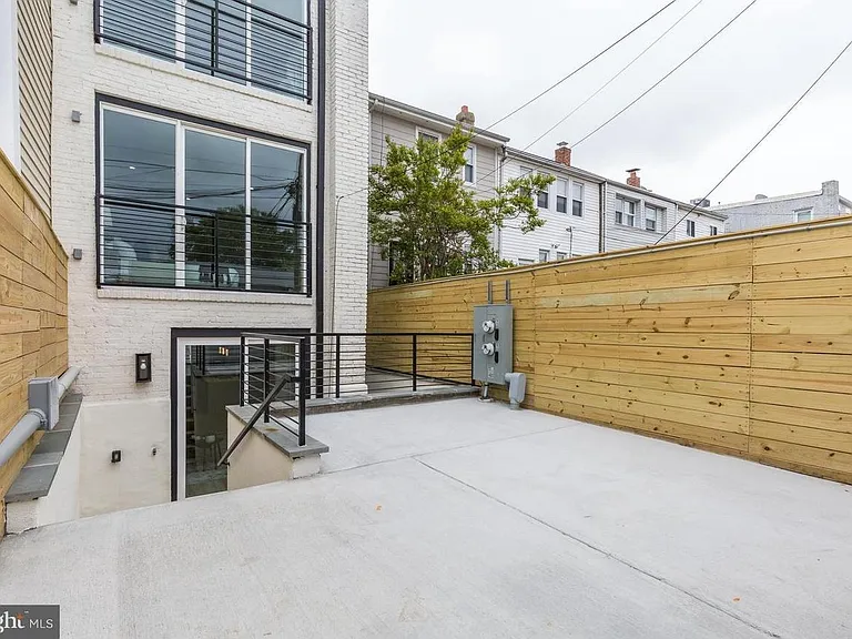 916 12th St NE #1 — Photo 29
