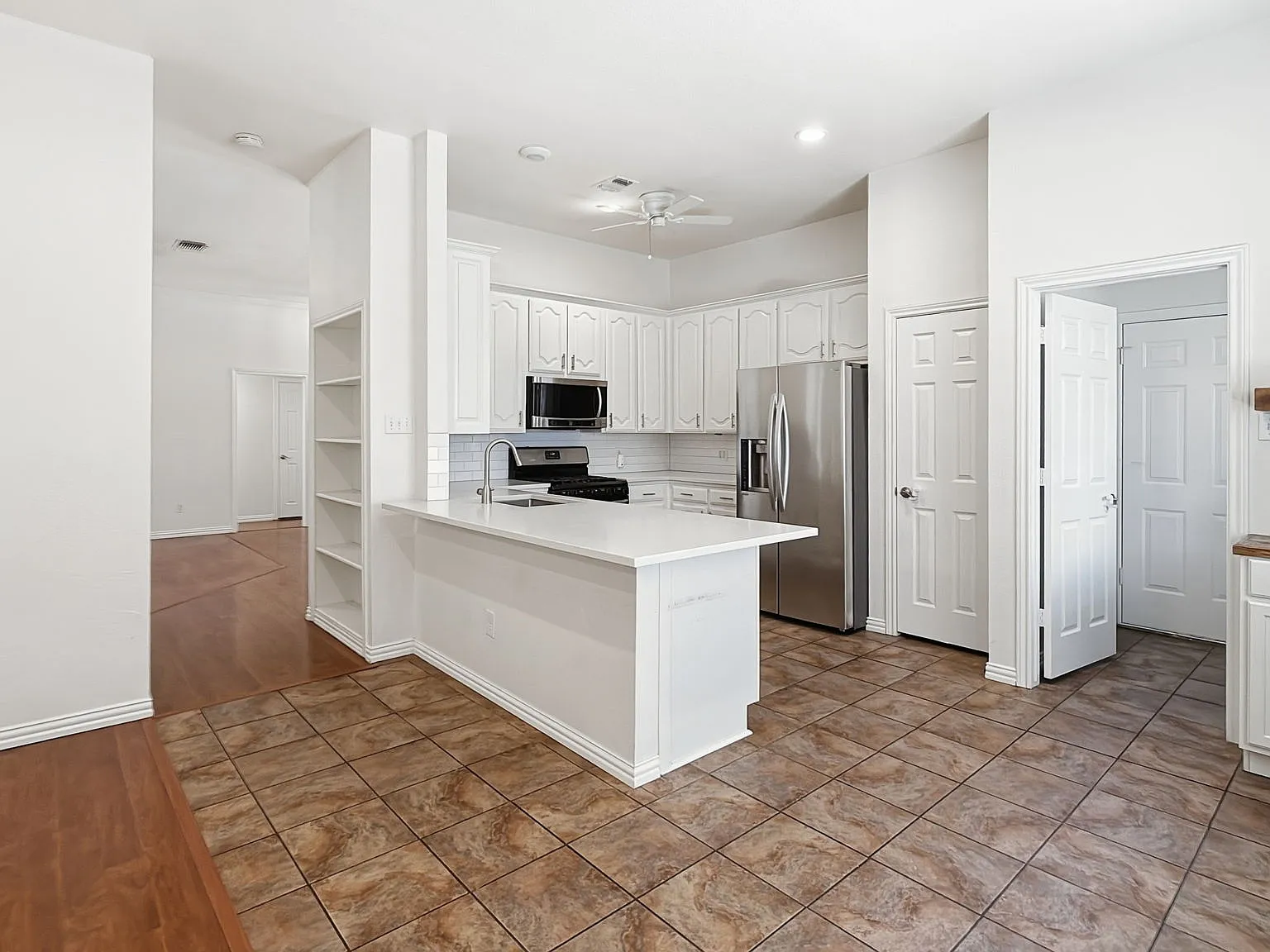 3 bed, 1801 sqft, $2,050 — Photo 3
