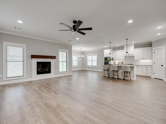 3rd image of 2475 Wilmington Dr