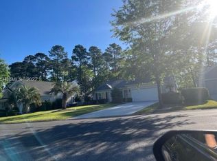 90 Stratford Ln, Hilton Head Island, SC 29928