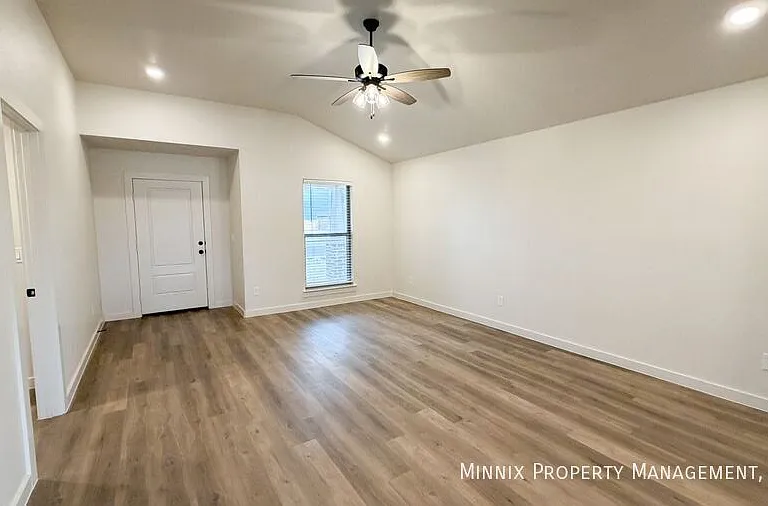 2161 Langford Ave — Photo 3