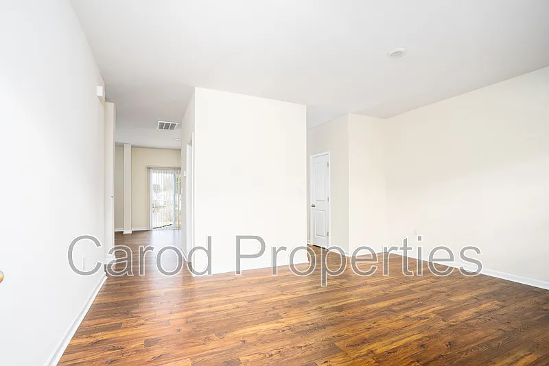 3 bed, 2.5 bath, 2377 sqft, $2,395 — Photo 3