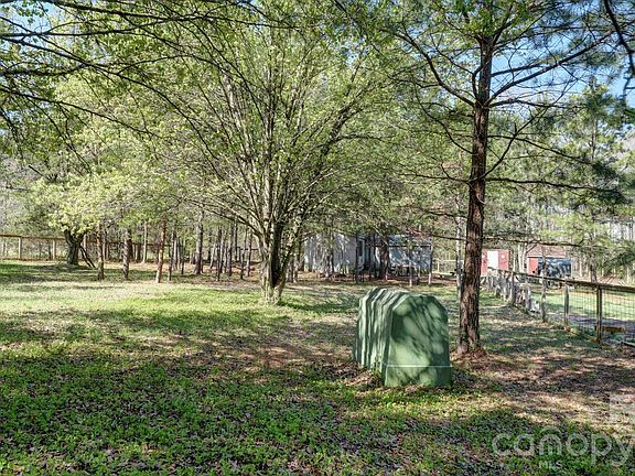 3rd image of 121 Hillbilly Hollar Ln