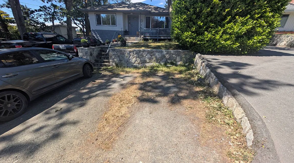 734 Rogers Avenue Victoria — Photo 1