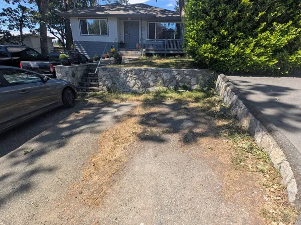 734 Rogers Ave, Saanich, BC V8X 3P9