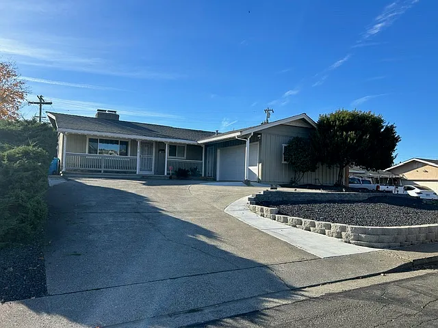 111 Auden St photo 1
