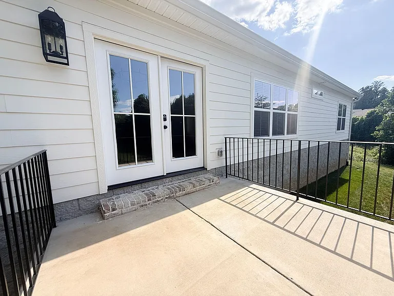 1403 Westbrook Cir — Photo 17