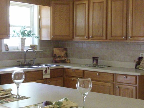 Kit. w/ tile backsplash