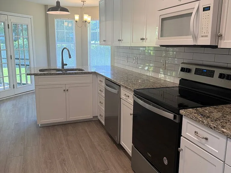 8900 Fox Glen Dr — Photo 18