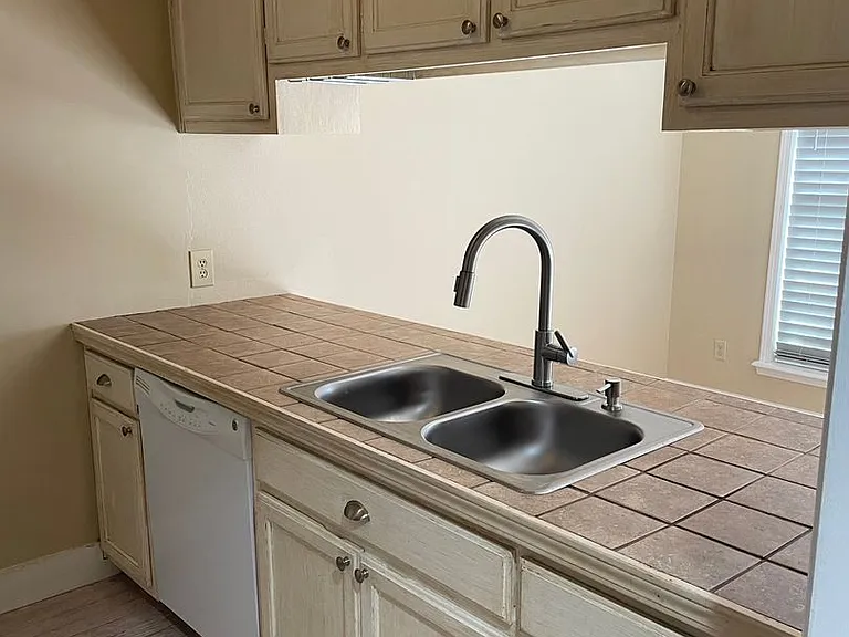 1037 E 57th Pl #5 — Photo 10