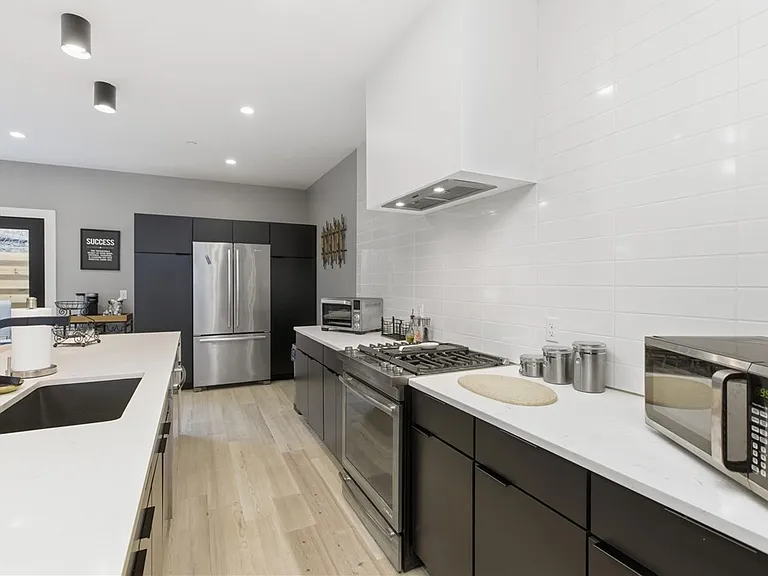 240 E Jefferson St — Photo 19