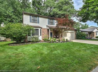 978 Oak Ridge Cir, Brighton, MI 48116