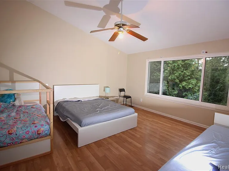 193 Saxon Ct — Photo 13