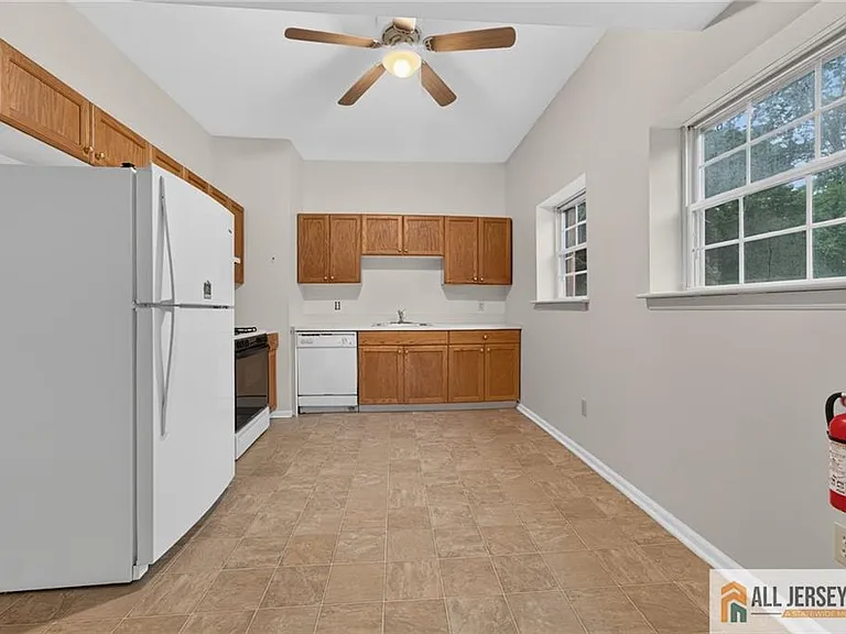 42 Main St #1 — Photo 14
