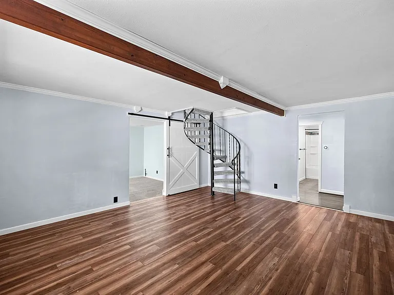 1504 E Queen Ave — Photo 2