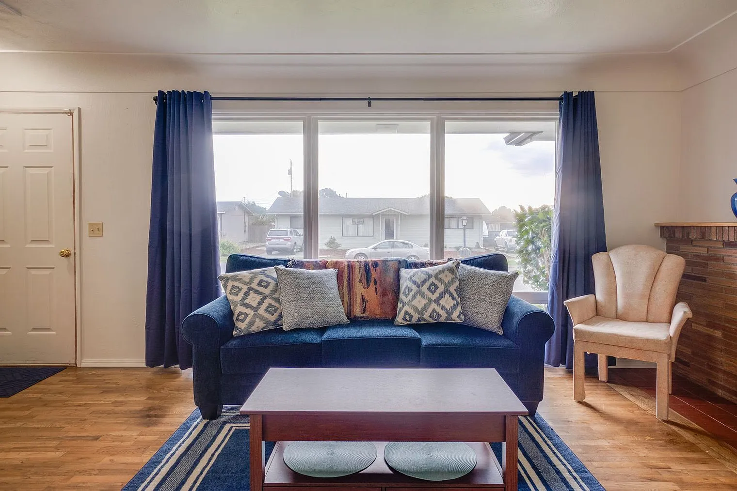 3 bed, 1.0 bath, 1044 sqft, $2,228 — Photo 4