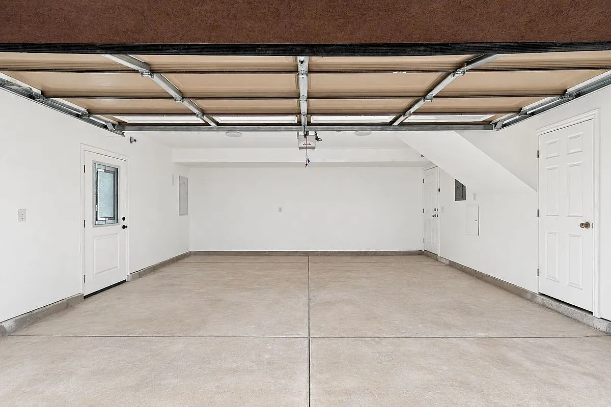 3 bed, 3.0 bath, 1228 sqft, $3,250 — Photo 4