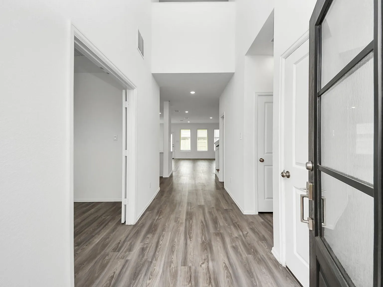 5 bed, 3.5 bath, 2668 sqft, $2,600 — Photo 3
