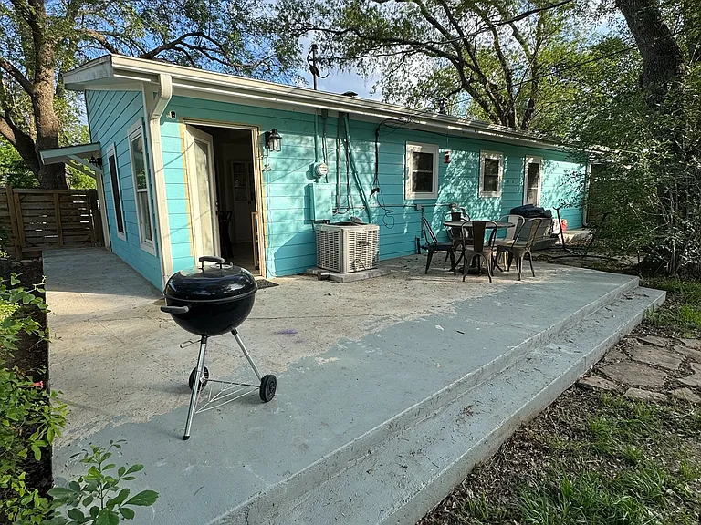 Back patio (off kitchen)