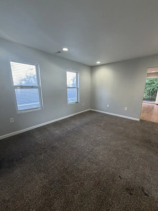 2 bed, 1.0 bath, 704 sqft, $1,050 — Photo 1