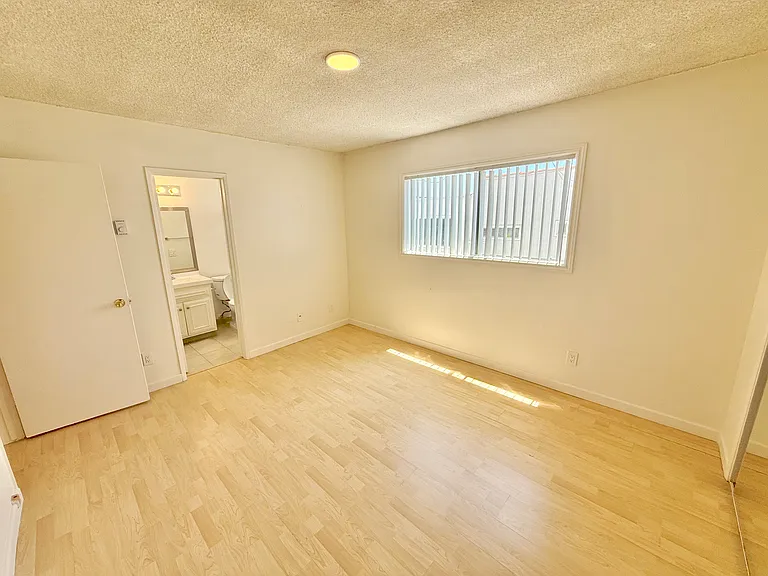 Primary Bedroom w/ Ensuite Bathroom