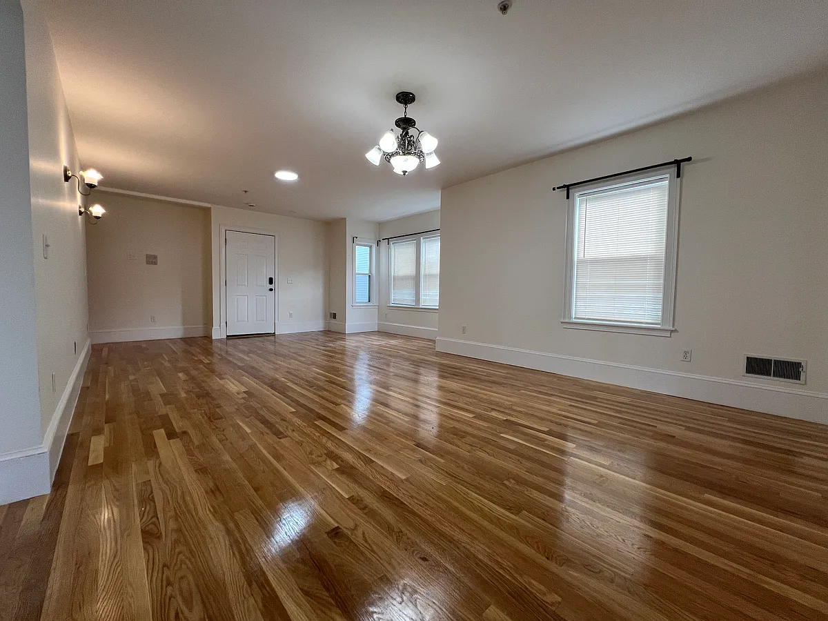 Building Photo - 128 Buttonwood St #2