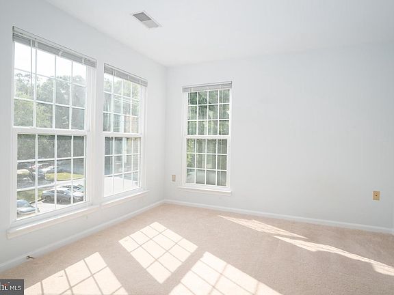 5th image of 4406 Silverbrook Ln #J
