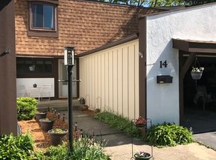 14 Deercrest Sq, Indian Head Park, IL 60525
