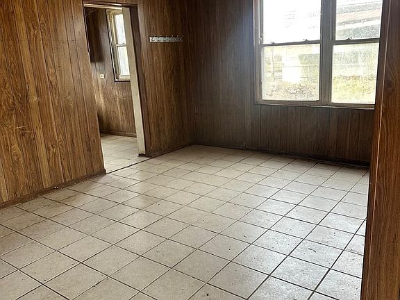 5th image of 130 Goucher Cir