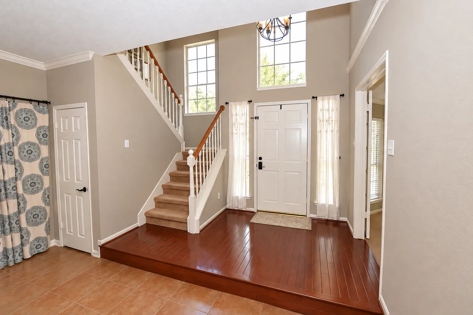 4 bed, 2.5 bath, 2027 sqft, $2,600 — Photo 2