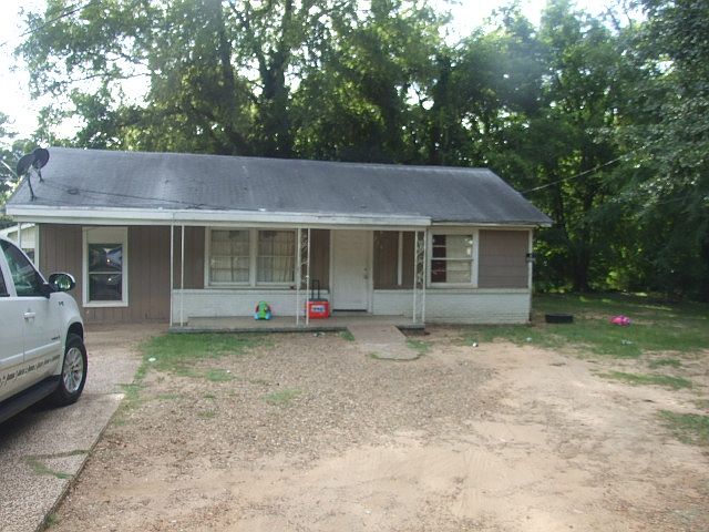 1st image of 216 N Circle Dr