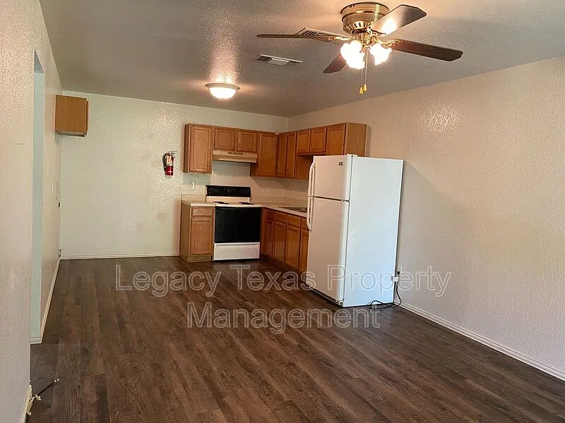 2 bed, 1.0 bath, $1,000 — Photo 1