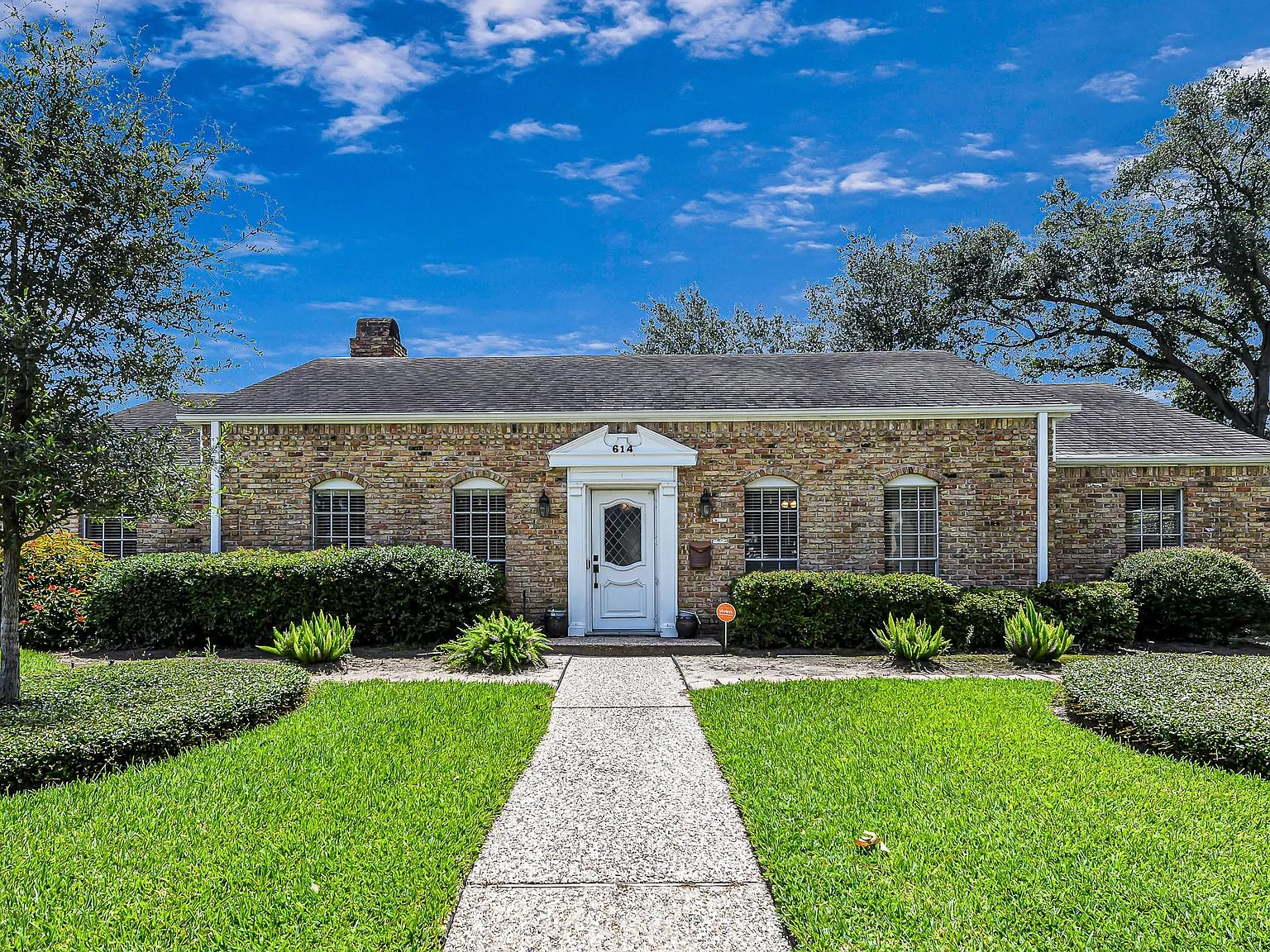 4 bed, 2.0 bath, 2277 sqft, $4,700 — Photo 1
