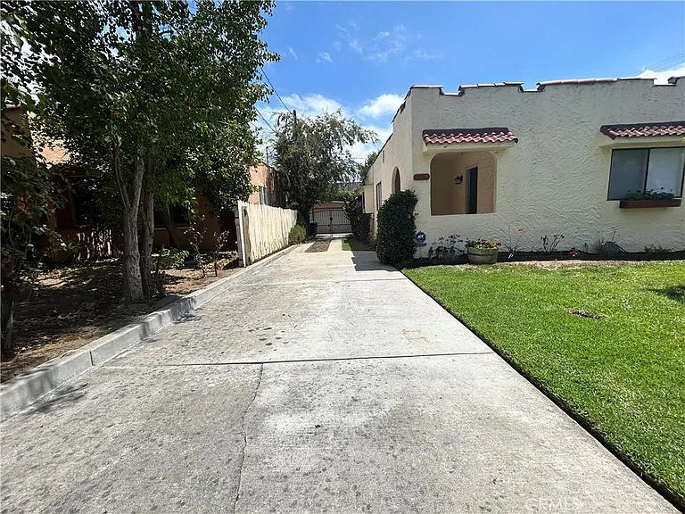 214 E Stocker St — Photo 29