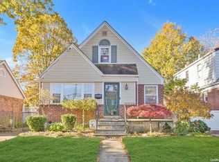 129 Andrews Rd, Mineola, NY 11501