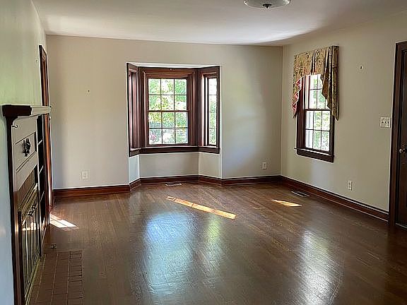 5th image of 900 Montrose Dr