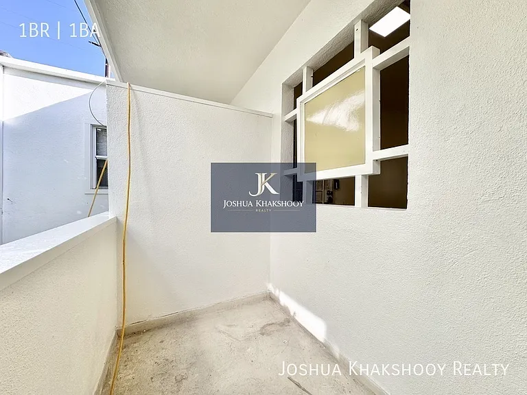 604 N Flores St #5 — Photo 8