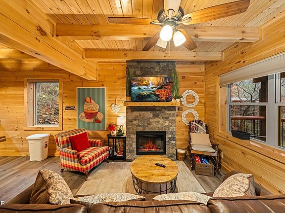 4th image of 2385 Alpine Village Way
