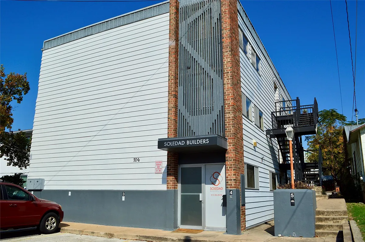 Building Photo - 706 W 34th St #201