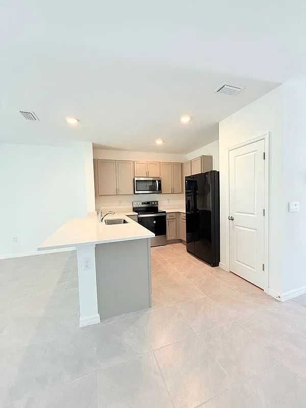 3 bed, 2.5 bath, 1464 sqft, $2,350 — Photo 3