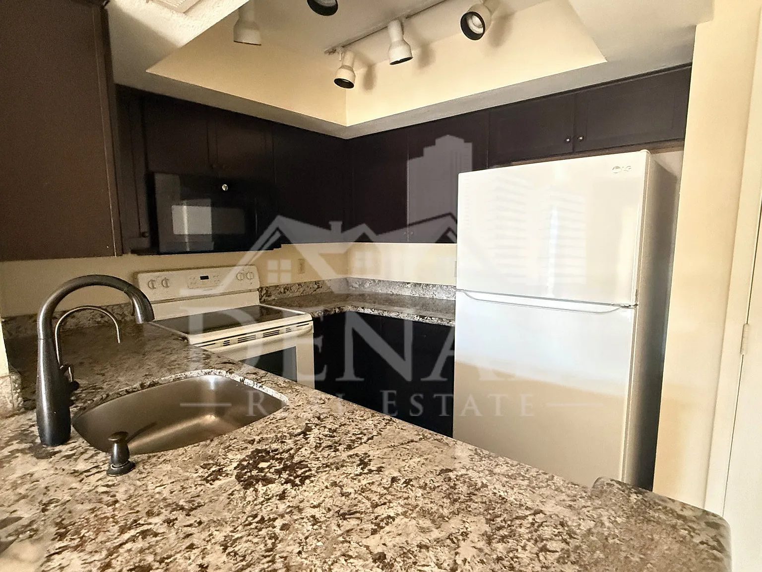 2 bed, 2.0 bath, 988 sqft, $1,595 — Photo 3