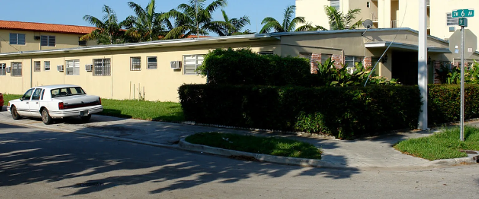 600 SW 10th Street — Photo 1