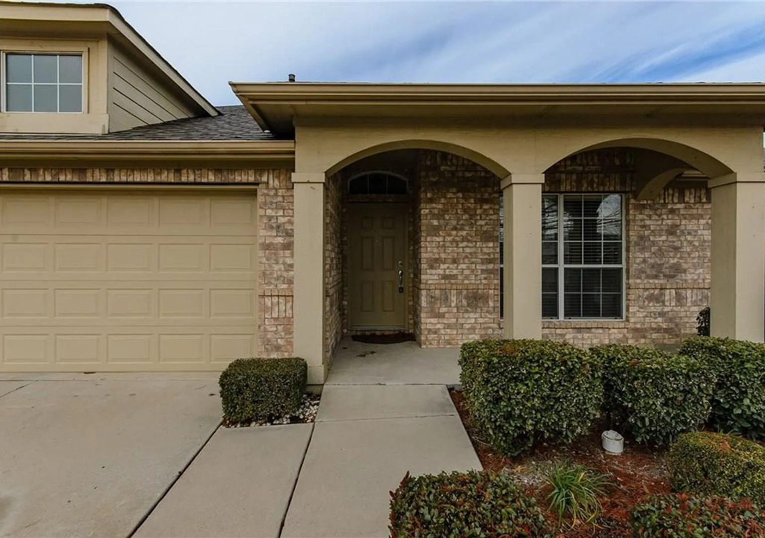 Modern 4-Bedroom Home with Community Amenities — Photo 3