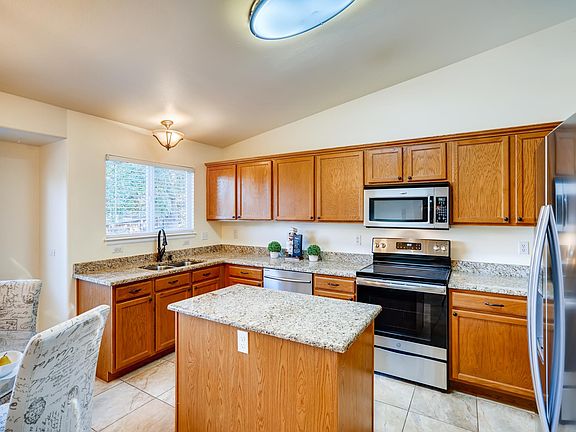 better view of the kitchen - the refrigerator is included in the lease