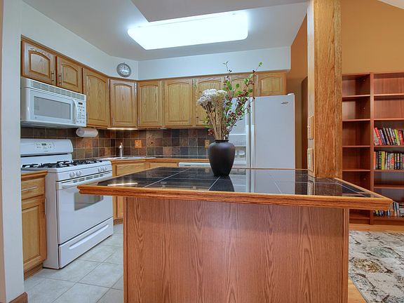 5th image of 623 Echo Ct